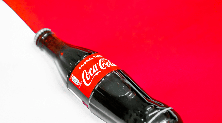 Branding spoločnosti Coca-Cola vyniká pomedzi iné známe značky.